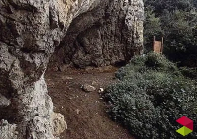 Entrada Cueva abrigo de la Peña del Perro