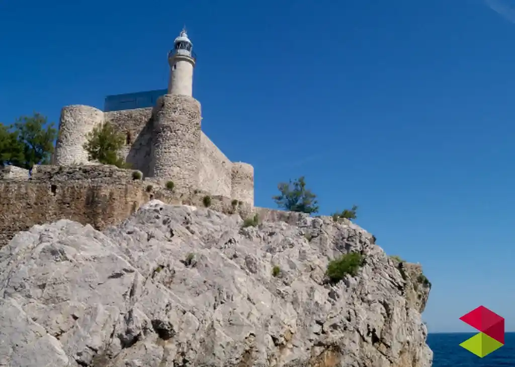Faro del castillo de Santa Ana en Castro Urdiales