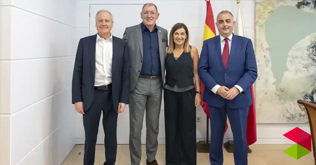 Buruaga reconoce la labor de Jorge Oliveira al frente de la planta de Solvay en Torrelavega con motivo de su jubilación