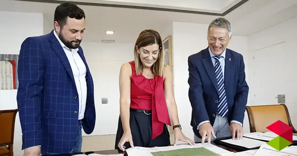 Noticias Cantabria Buruaga firma con el alcalde de Campoo de Enmedio el convenio para construir un campo de fútbol de hierba artificial en Matamorosa
