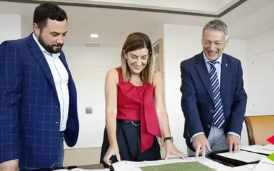 Buruaga firma con el alcalde de Campoo de Enmedio el convenio para construir un campo de fútbol de hierba artificial en Matamorosa
