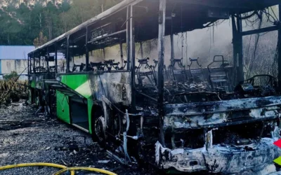 Incendio arrasa un autobús en la terminal de Castro y desata el caos