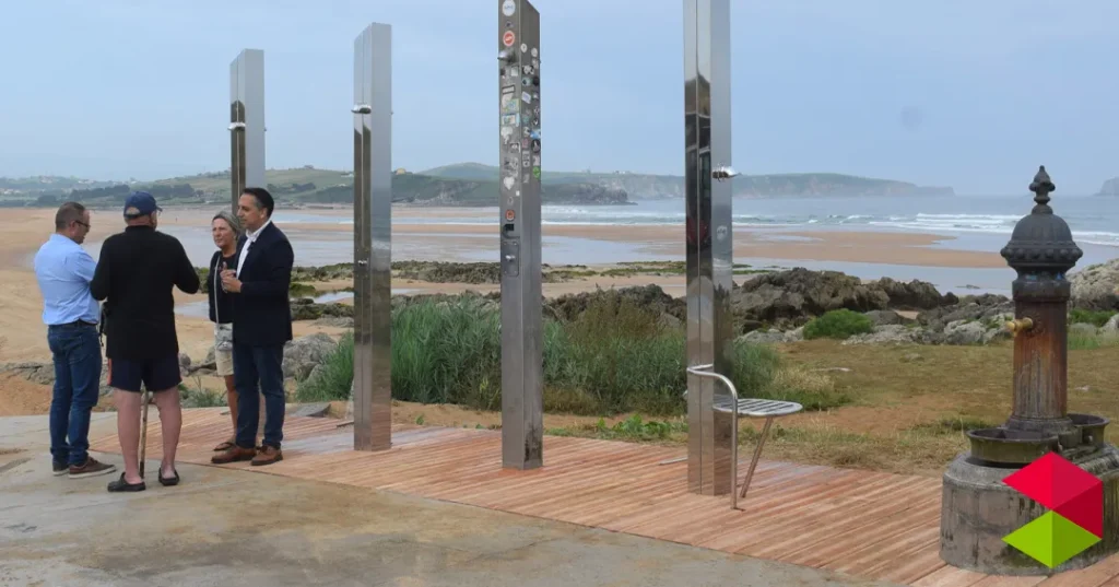 Noticias Piélagos Piélagos pone en servicio nuevas duchas en la playa de Valdearenas en Liencres