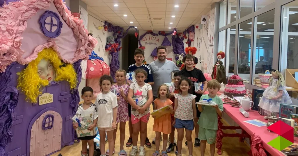 Noticias Suances Alicia, el gato Cheshire y la oruga azul personajes favoritos de los visitantes