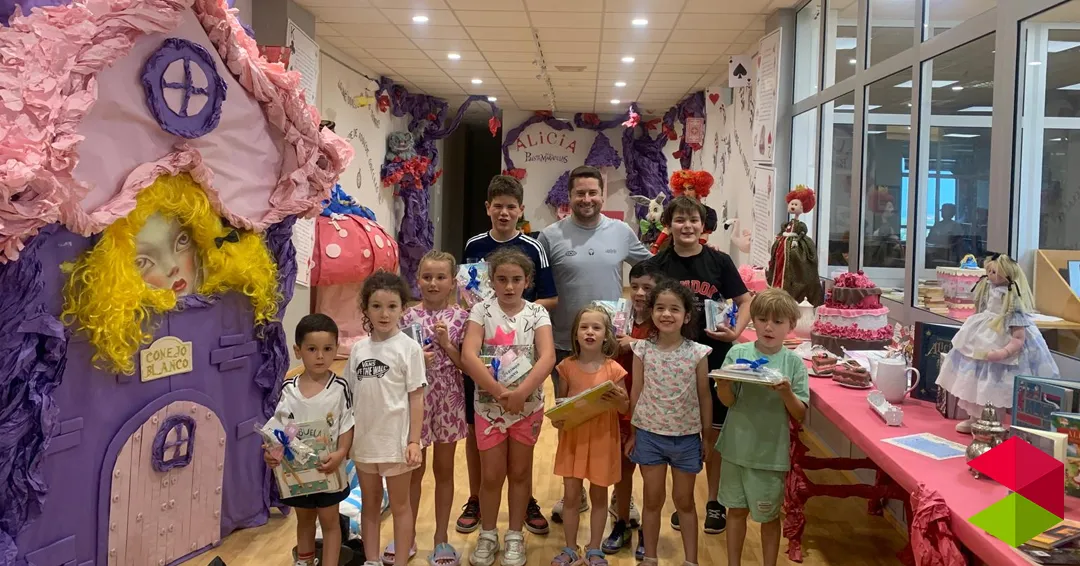 Noticias Suances Alicia, el gato Cheshire y la oruga azul personajes favoritos de los visitantes