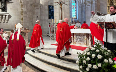 El obispo de Santander ordena a dos nuevos diáconos y les lanza un encargo urgente: salid a cazar vocaciones