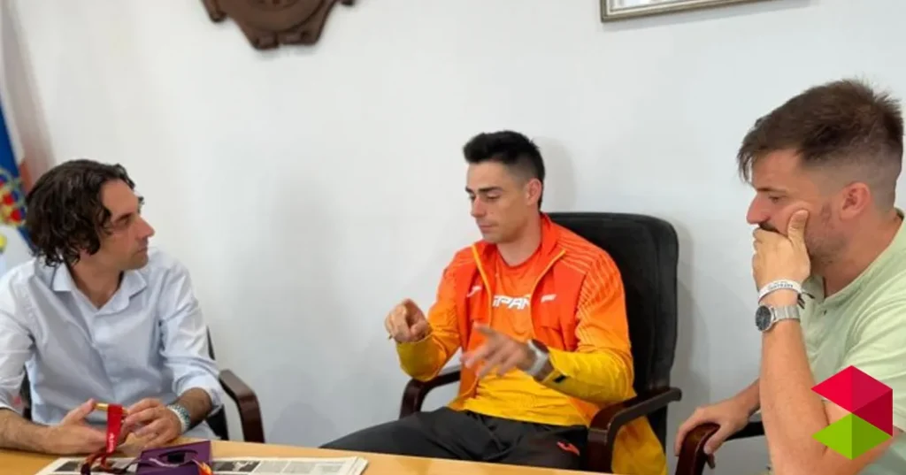 Noticias Astillero Soberón recibe al triplista astillerense Pablo Delgado tras su histórico triunfo en el Campeonato de Europa