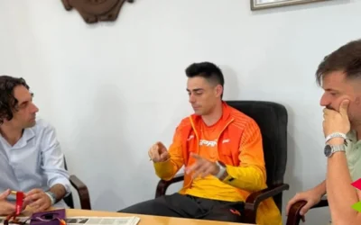 Soberón recibe al triplista astillerense Pablo Delgado tras su histórico triunfo en el Campeonato de Europa
