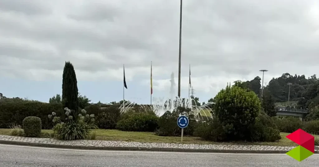 Noticias Torrelavega La rotonda de La Inmobiliaria luce los colores de la bandera de la ciudad tras una actuación de mantenimiento