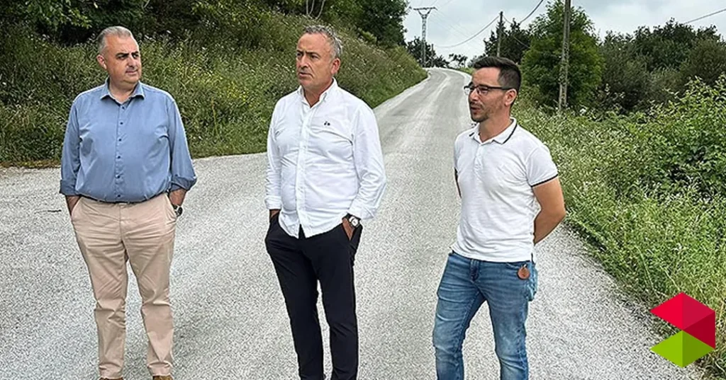 Noticias Liérganes Fomento realiza obras de conservación y mantenimiento en varios tramos de acceso a los montes Busampiro, en Liérganes, con una inversión de casi 75.000 euros