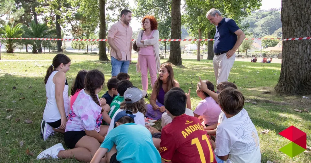 Noticias Suances Gómez del Río considera «fundamental» impulsar la conciliación familiar a través del Plan Corresponsables en su visita al Campamento Urbano de Suances