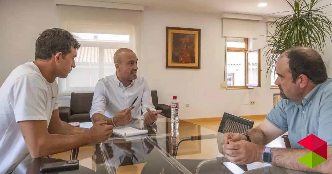 Noticias Torrelavega El Ayuntamiento y la Peña Bolística acuerdan cómo se mantendrá su actividad durante las obras municipales