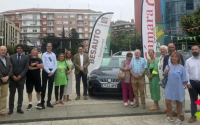Entregado el coche de la campaña de dinamización comercial de Torrelavega