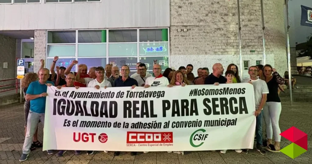 Noticias torrelavega La plantilla del Centro Especial de Empleo de Torrelavega (SERCA) ha realizado diferentes movilizaciones y reuniones a lo largo de la semana de fiestas patronales en el municipio para avanzar en su reivindicación de adhesión al convenio municipal de Torrelavega. El comité de empresa del SERCA (CCOO, UGT, CSIF) ha exigido “igualdad de derechos, respeto y condiciones laborales dignas para todo el personal, que se sitúa 5.000 euros por debajo de diferencia salarial en algunas categorías profesionales respecto a la plantilla del Ayuntamiento que realiza las mismas tareas”. Así, los trabajadores y trabajadoras se han reunido en asamblea para decidir los pasos a seguir para alcanzar este objetivo y han participado activamente en las fiestas, donde han visibilizado sus reivindicaciones a través de una concentración espontánea en el rincón cubano y del reparto de más de 2.000 pasquines durante el Día del Hojaldre entre la ciudadanía. Fruto de estas movilizaciones, el Ayuntamiento, a través de la presidenta del patronato, Patricia Portilla, “se ha comprometido a avanzar en la negociación, para lo que ha asegurado que realizará una Relación de Puestos de Trabajo (RPT) con el objetivo de viabilizar la adhesión al convenio”, ha subrayado Pablo Ortega (CCOO), presidente del comité de empresa. Sin embargo, Ortega ha remarcado que “el pasado 25 de julio hemos solicitado un encuentro al alcalde, Javier López Estrada, porque se habían cancelado algunas reuniones marcadas en el calendario y para plantearle el problema de primera mano, pero seguimos esperando su respuesta”. En cuanto a los avances en la igualdad de derechos entre las plantillas del SERCA y la municipal, Ortega ha puesto en valor que, por primera vez, “han disfrutado de la misma reducción de la jornada laboral de la que goza el personal del consistorio durante las fiestas patronales”. La próxima reunión de negociación se celebrará el 29 de agosto, una cita a la que “esperamos acudir con cuestiones más concretas y avances, con fechas sobre la mesa para que la RPT esté realizada”, ha recalcado Ortega, que ha incidido en que “queremos que en los Presupuestos Generales de Torrelavega para el próximo ejercicio se consigne una partida presupuestaria para hacer frente a la adhesión al convenio”.