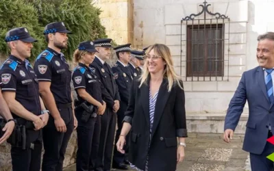 Camargo celebra San Miguel con la entrega de honores de la Policía Local a Julio Postigo, Isabel Urrutia y Concepción López