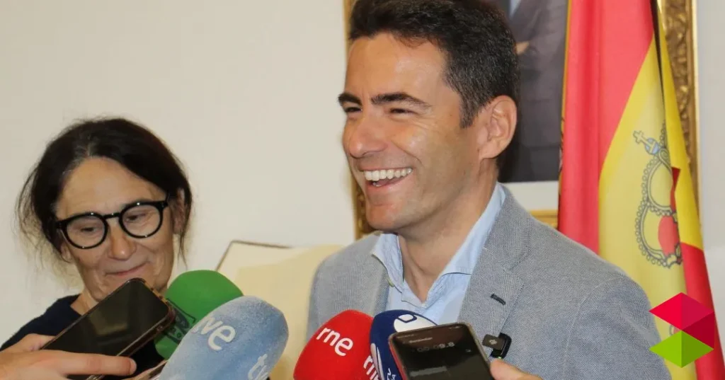 Noticias Cantabria Pedro Casares pide a Buruaga “que baje el tono por la convivencia democrática”