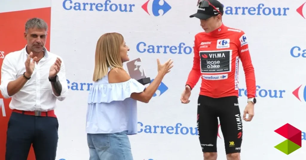 Noticias Cantabria Buruaga entrega a Vingegaard el premio al líder de La Vuelta tras la disputa de la etapa cántabra entre Laredo y Los Corrales de Buelna