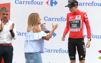 Buruaga entrega a Vingegaard el premio al líder de La Vuelta tras la disputa de la etapa cántabra entre Laredo y Los Corrales de Buelna