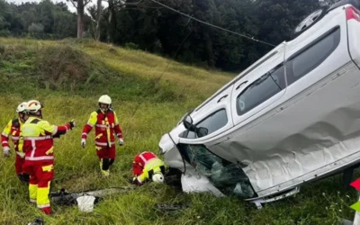 Caos en Obregón: una furgoneta vuela fuera de la carretera, revienta contra un poste eléctrico y deja a una mujer herida