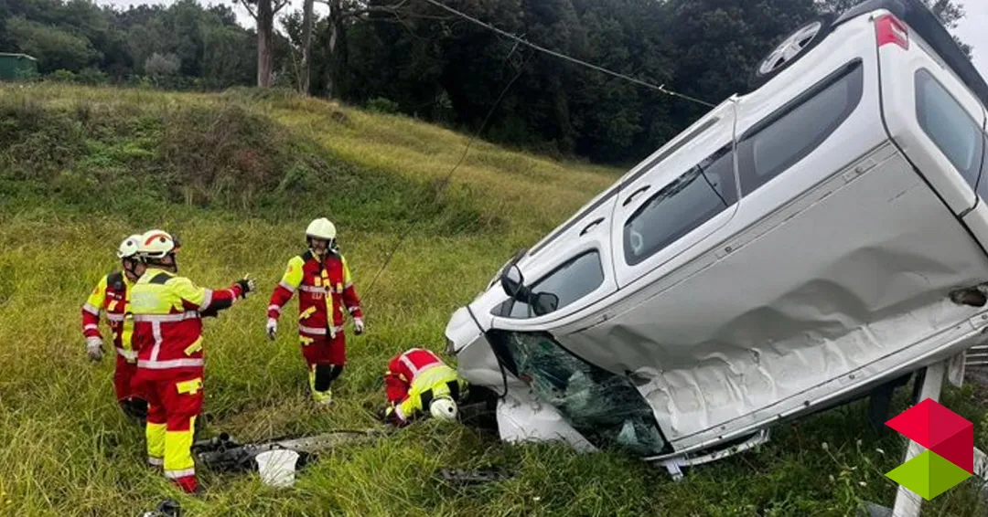 Noticias Cantabria Caos en Obregón: una furgoneta vuela fuera de la carretera, revienta contra un poste eléctrico y deja a una mujer herida