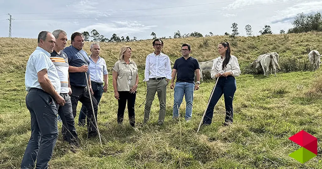Noticias Cantabria Susinos reitera el apoyo del Gobierno de Cantabria a los ganaderos afectados por los incendios de León en su visita a la finca La Jaya, en Guriezo
