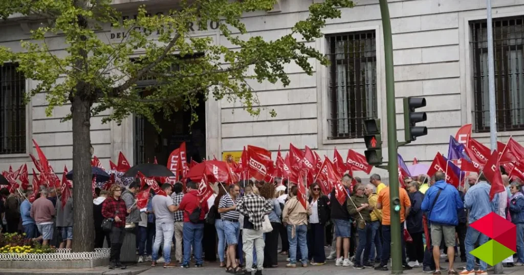 Noticias Santander CCOO y UGT protestan ante el bloqueo de PP, Vox y Junts a la reducción de jornada que “mejoraría la vida de millones de personas”