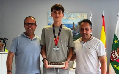 Caramés felicita al atleta local Óscar Crespo Gutiérrez por su medalla de plata en el Campeonato europeo Sub-20