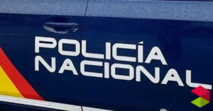 Un hombre detiene el tráfico y ataca a la policía en Santander