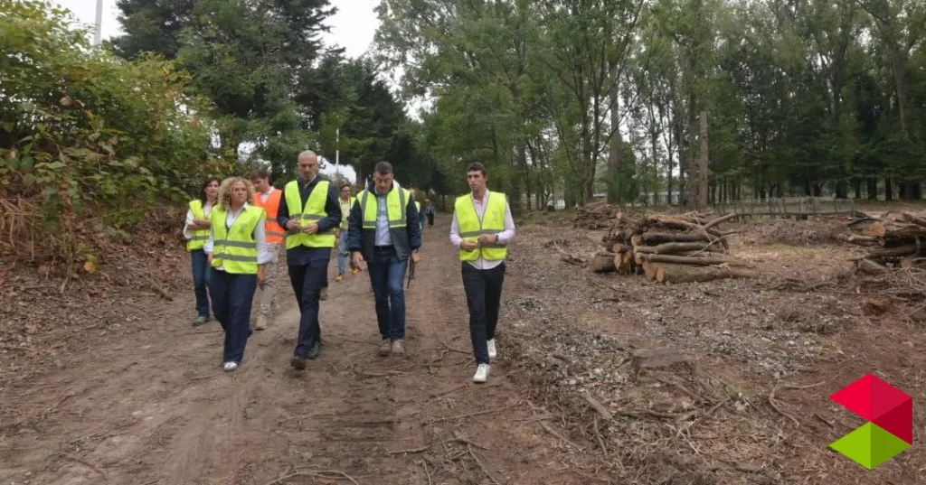 Noticias Torrelavega La primera fase de la restauración del Parque de Las Tablas elimina plantas y especies arbóreas invasoras para plantar árboles autóctonos