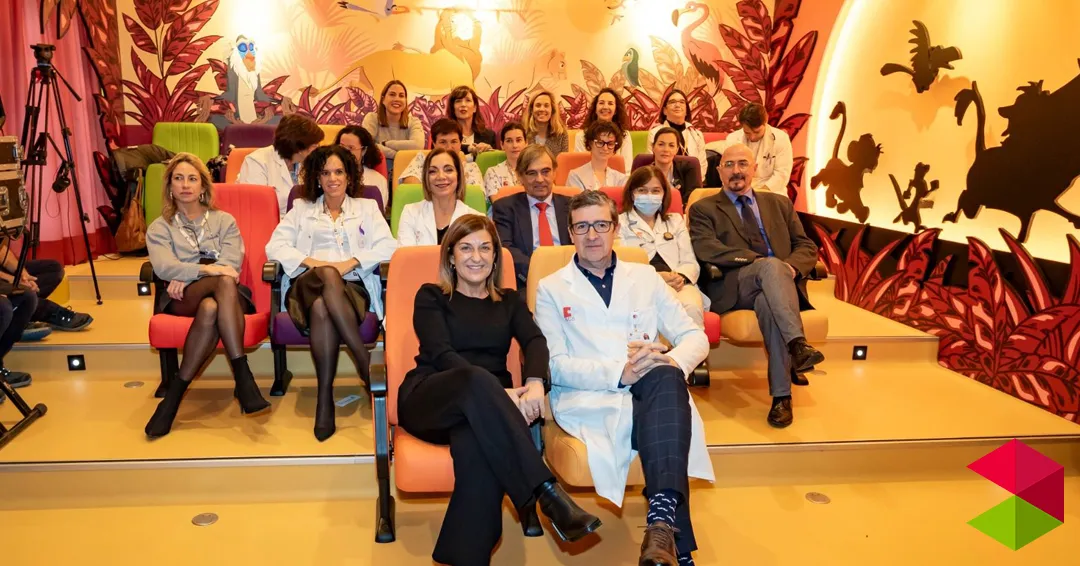 La Fundación Juegaterapia inaugura en Valdecilla un cine infantil ambientado en El Rey León