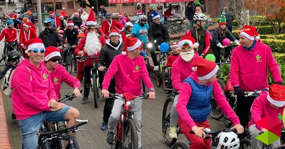 Papá Noel cambia el trineo por la bici en la Santa Quedada de Astillero