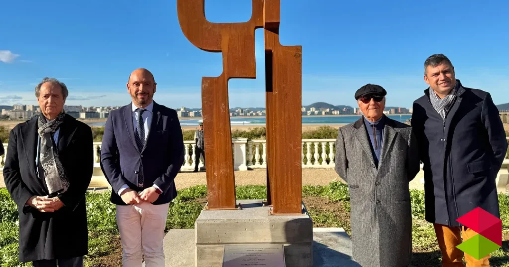 Noticias Laredo Laredo inaugura un monumento en homenaje al 50º aniversario de la Coral Salvé