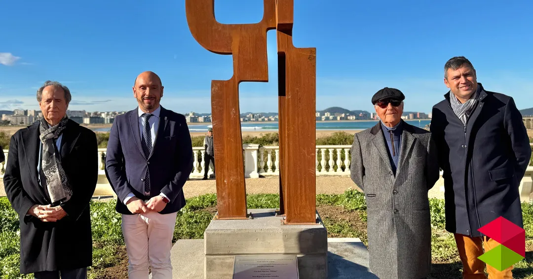 Noticias Laredo Laredo inaugura un monumento en homenaje al 50º aniversario de la Coral Salvé