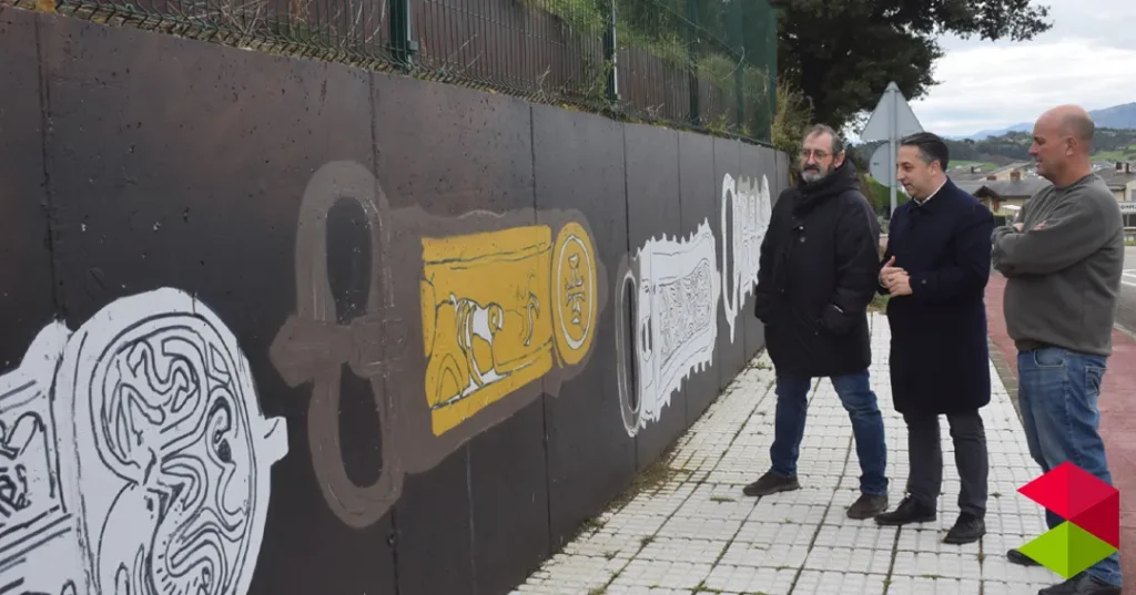 Noticias Piélagos Piélagos pinta un mural conmemorativo del 20 aniversario del descubrimiento de los 5 broches visigodos en la Cueva de Las Penas de Mortera