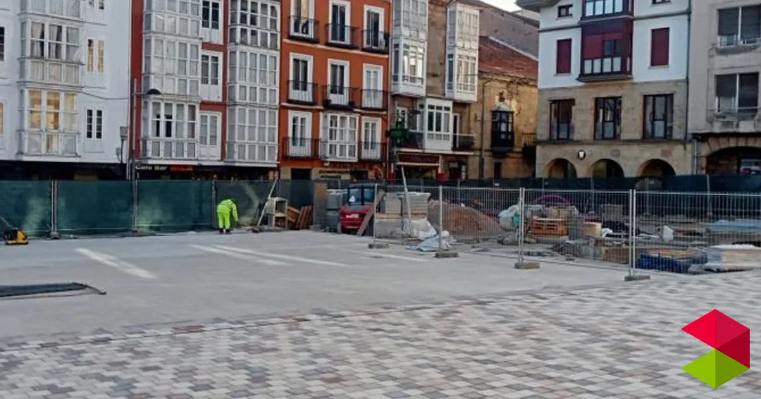 El Ayuntamiento abrirá al paso peatonal parte de la Plaza de España
