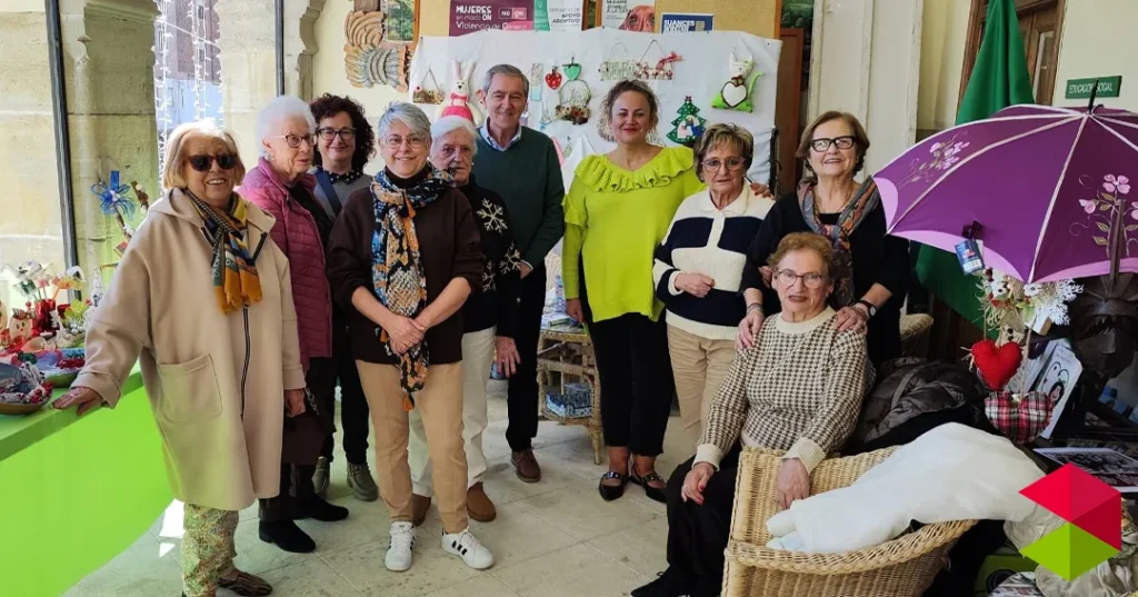 Noticias Suances El recibidor del Ayuntamiento acoge hasta el 19 de diciembre la exposición del Taller de Manualidades de las mujeres del Centro de Mayores de Suances