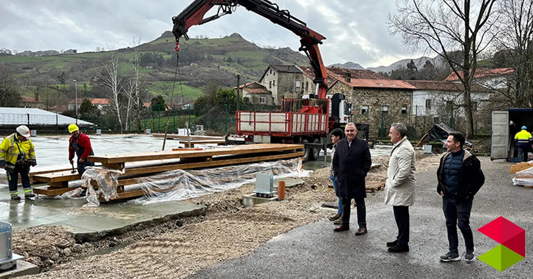 Media destaca la buena marcha de los trabajos de cubrición de la pista del CEIP Eugenio Perojo de Liérganes