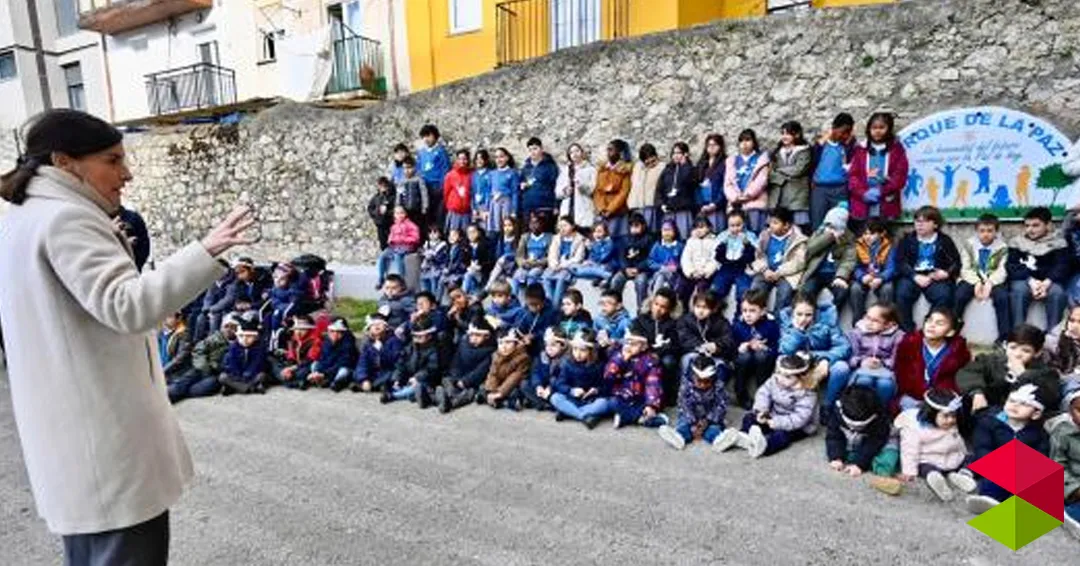 Igual descubre una placa en el Parque La Paz en el Día Escolar de la No Violencia