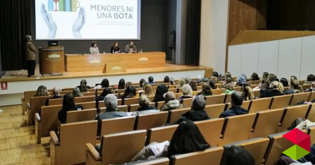 Más de 100 familias asistieron a la charla de ‘Supernanny’ sobre alcohol en menores