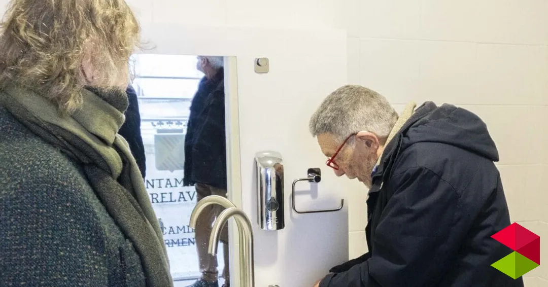 Torrelavega amplía la red de aseos adaptados para personas ostomizadas con un nuevo baño en el aparcamiento de La Carmencita