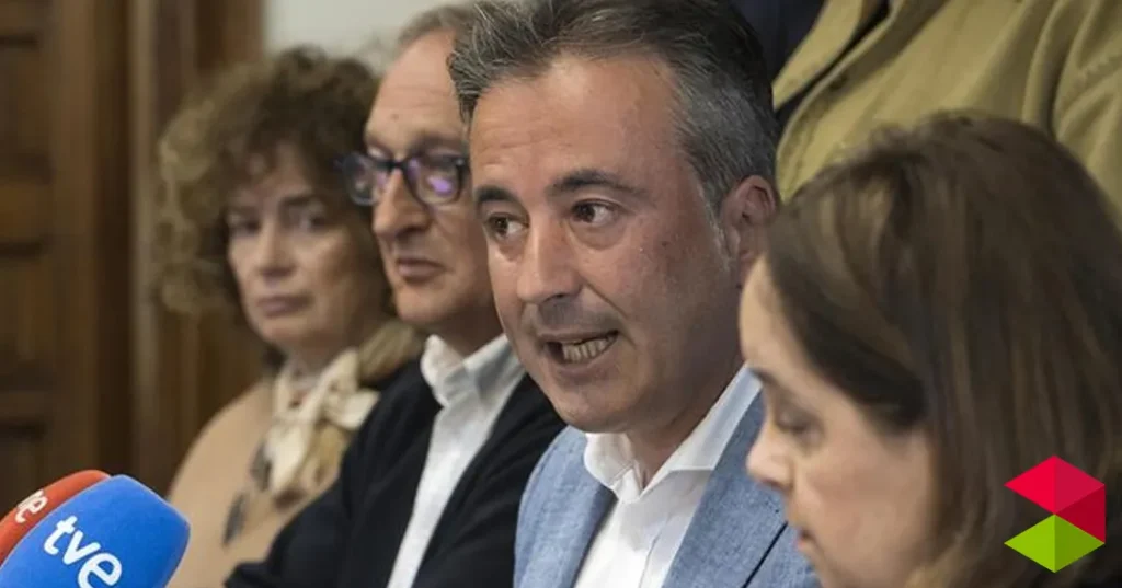 Noticias Camargo El alcalde de Camargo valora positivamente el anuncio de las obras en Raos tras décadas de deterioro del firme