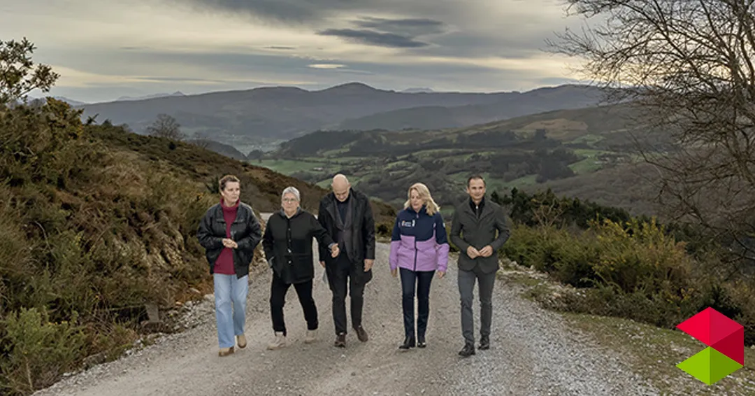 María Jesús Susinos comprueba la mejora de 3 pistas forestales en Los Corrales de Buelna tras una inversión de cerca de medio millón de euros