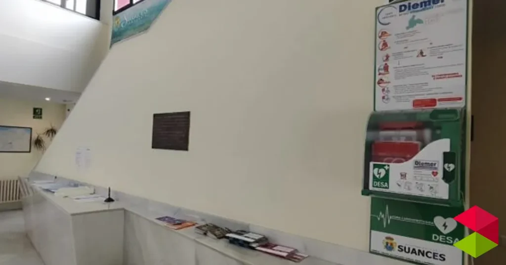 Noticias Suances El Ayuntamiento de Suances instala tres nuevos desfibriladores para reforzar la respuesta ante emergencias cardiacas