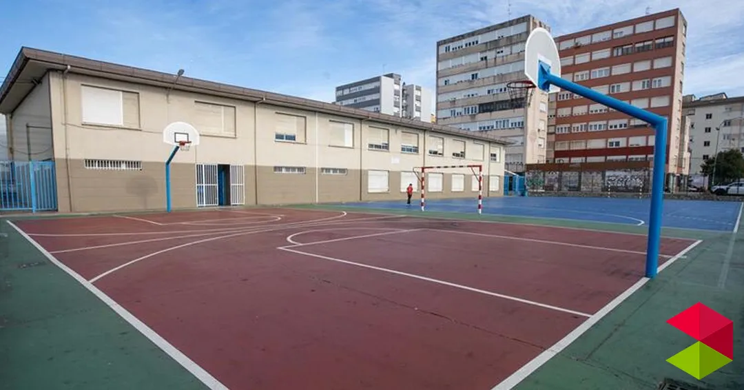El Ayuntamiento de Camargo abre la licitación para cubrir la pista deportiva del CEIP Pedro Velarde