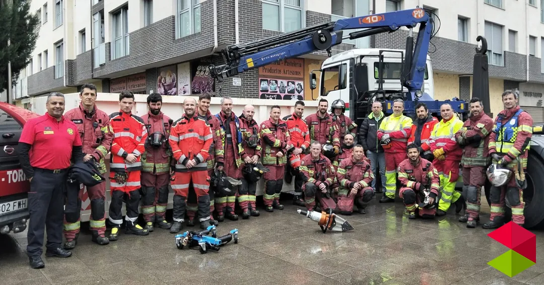 El Parque de Bomberos de Torrelavega se forma en la intervención en incendios en garajes subterráneos y vehículos eléctricos