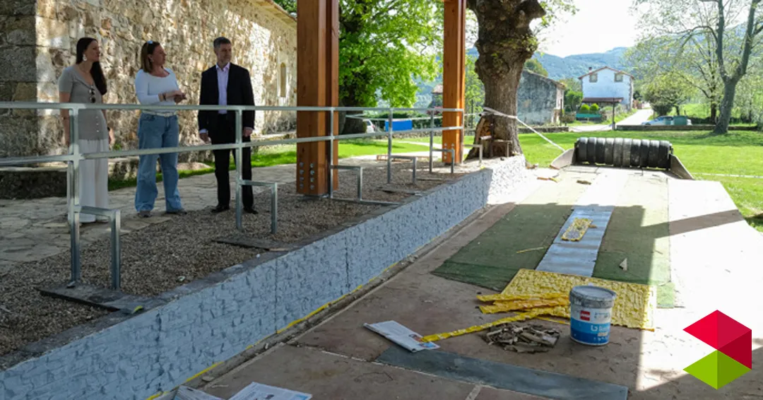 Martínez Abad visita las obras de cubrición de la bolera de San Pedruco en Ampuero