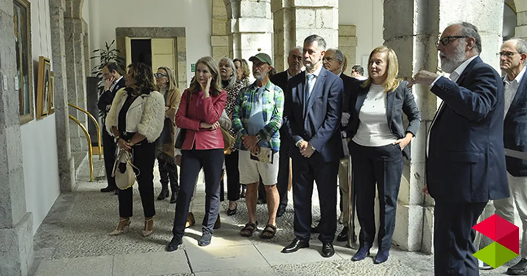Martínez Abad asiste a la inauguración de la exposición ‘Delapuente: memoria de un cántabro viajero’ que se podrá visitar en el Parlamento de Cantabria