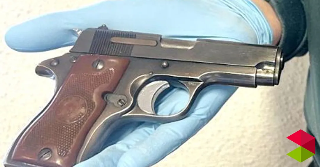 Huye, cae y llevaba una pistola cargada: detenido tras una agresión previa