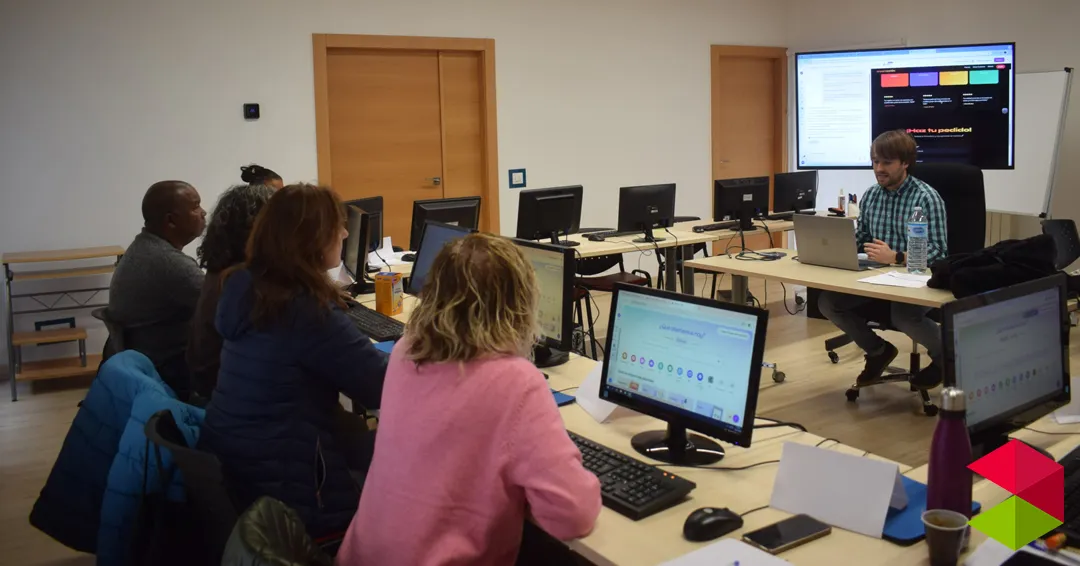 Participantes en el VII Programa AME de Piélagos refrescan sus conocimientos de informática básica para mejorar su autonomía digital y la búsqueda de empleo