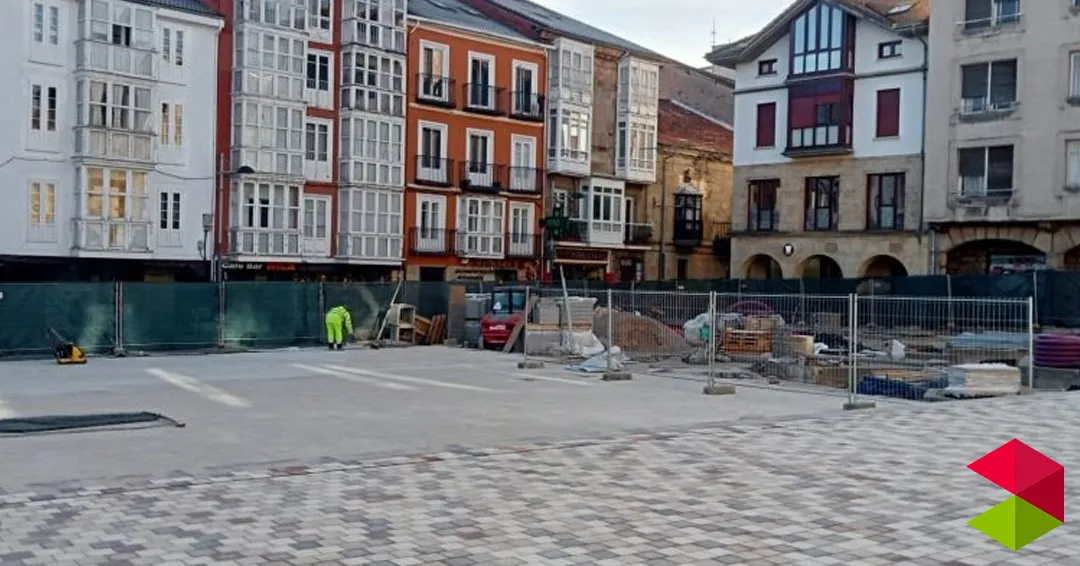 La empresa estima que las obras en la Plaza de España y la Calle Mayor estarán terminadas en septiembre